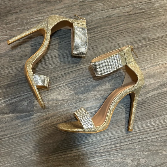 Ladies Gold Heels - Picture 3 of 5